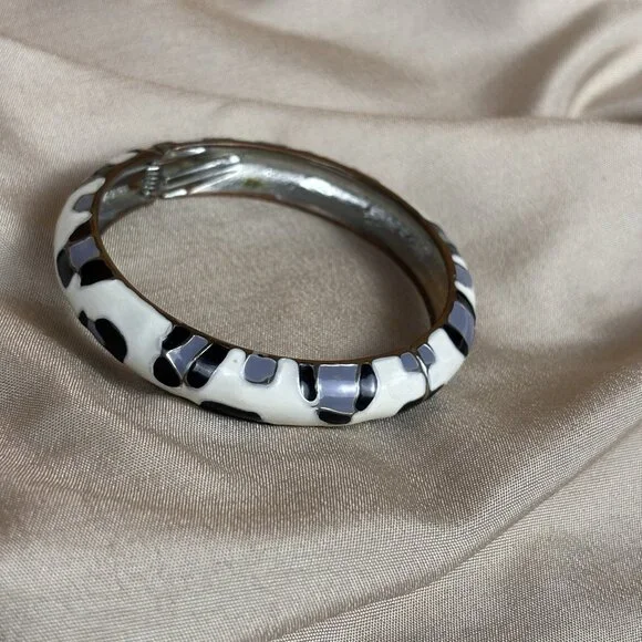 LEOPARD PRINT ENAMEL CLAMPER HINGE Bangle BRACELET Black White Gray Jewelry A7 - Picture 4 of 6